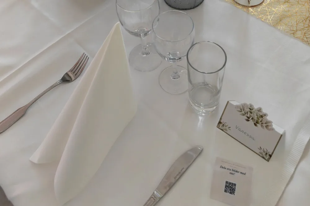 Dekket bord med bordkort og QR-kode