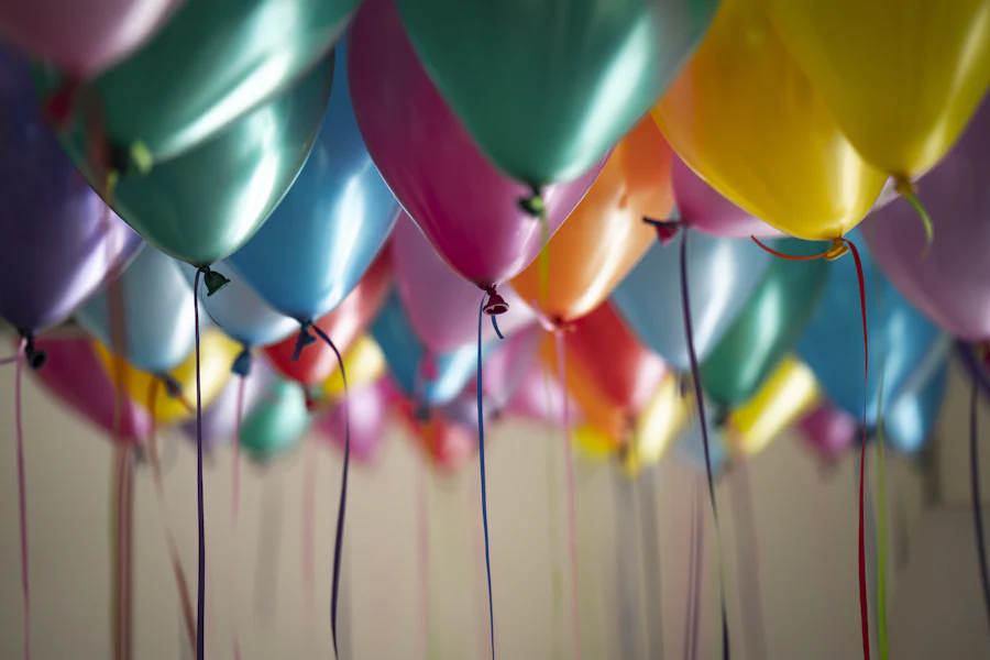 Ballonger i taket på en fest